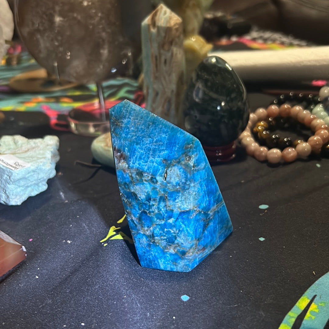 Blue apatite freeform