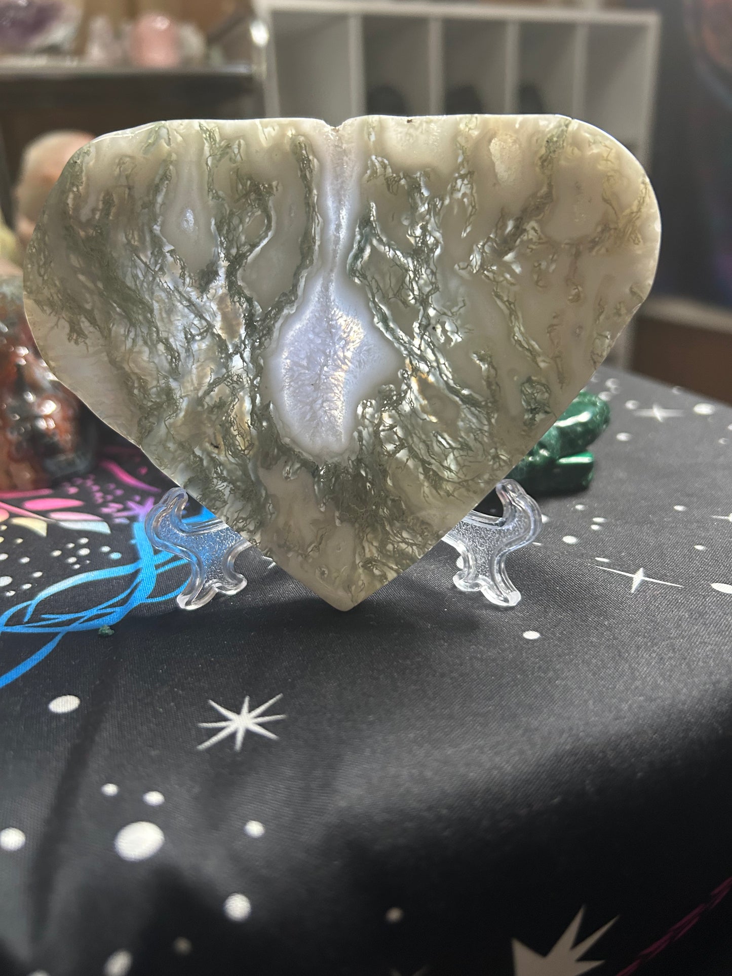 Heart-shaped, moss agate slab