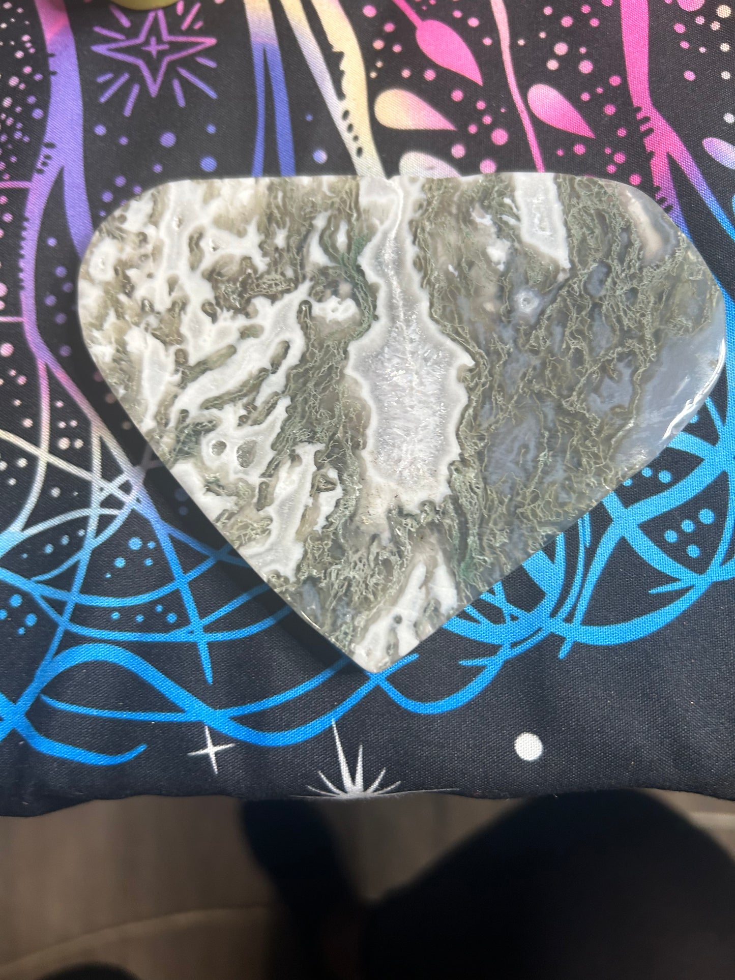 Heart-shaped, moss agate slab